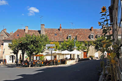 Angles sur l anglin plus beau village la place du village routes touristiques de la vienne guide du tourisme du poitou charente