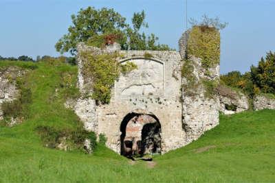 Arques la bataille porte primitive du chateau routes touristiques de seine maritime guide touristique de la haute normandie