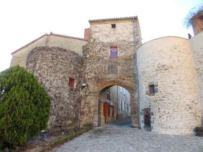 Auzon porte du brugelet routes touristiques de la haute loire guide touristique de l auvergne