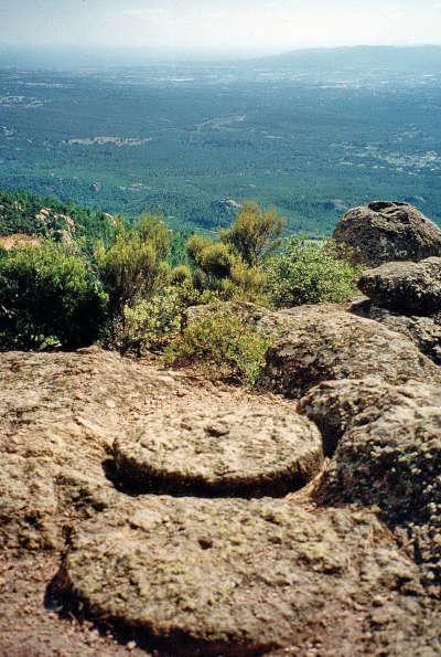 Bagnols en foret village perche de fayence meuliere de la pierre du coucou au fond frejus et saint aygulf route touristique du var guide touristique de la provence alpes cote d azu