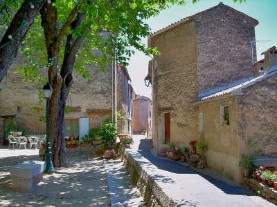 Bagnols en foret village perche de fayence rue a bagnols en foret route touristique du var guide touristique de la provence alpes cote d azur