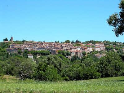 Bagnols en foret village perche de fayence vue du village route touristique du var guide touristique de la provence alpes cote d azur