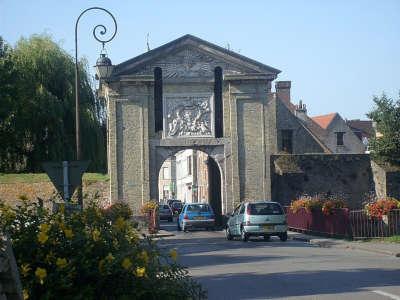 Bergues plus beau detours de france porte de cassel routes touristiques du nord guide du tourisme nord pas de calais