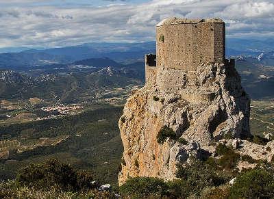 Chateau de queribus sentinelle sur le fenouilledes routes touristiques de l aude guide du tourisme du languedoc roussillon