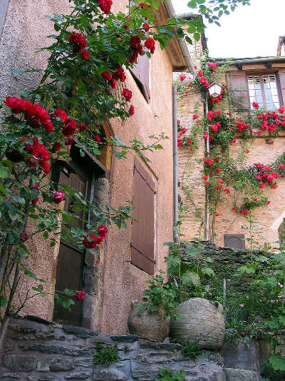 Conques en rouergue plus beaux villages de france facades fleuris routes touristiques de aveyron guide du tourisme midi pyrenees