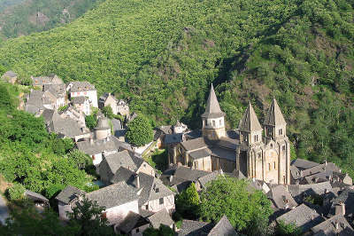 Conques en rouergue plus beaux villages de france routes touristiques de aveyron guide du tourisme midi pyrenees