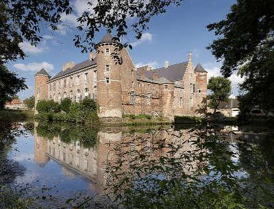 Esquelbecq village patrimoine chateau d esquelbecq l un des derniers chateaux flamands routes touristiques du nord guide du tourisme nord pas de calais