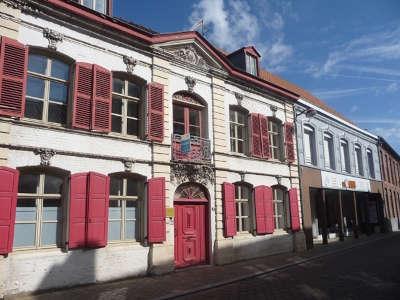 Esquelbecq village patrimoine maison dite du chevalier de guernonval routes touristiques du nord guide du tourisme nord pas de calais