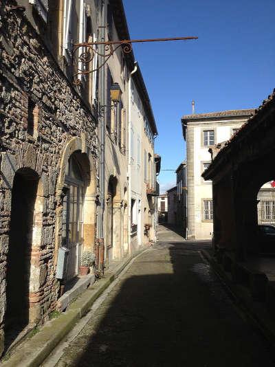 Fanjeaux rue a cote de la charpente des halles routes touristiques de l aude guide du tourisme du languedoc roussillon