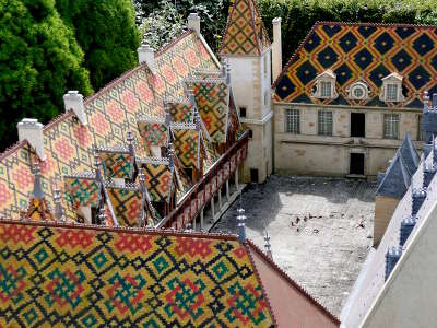 Hospices de beaune la toiture routes touristiques en cote d or guide du tourisme en bourgogne