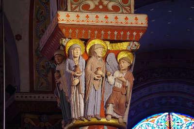Issoire l eglise saint austremoine chapiteau presentant les saintes femmes arrivant au tombeau vide plus beau detours routes touristiques du puy de dome guide touristique de l auve