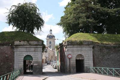 Le quesnoy petite cite de caractere la porte faur ulx routes touristiques du nord guide du tourisme nord pas de calais