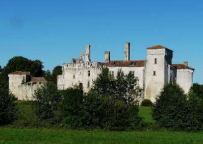 Mareuil en perigord le chateaux routes touristiques de la dordogne guide du tourisme d aquitaine