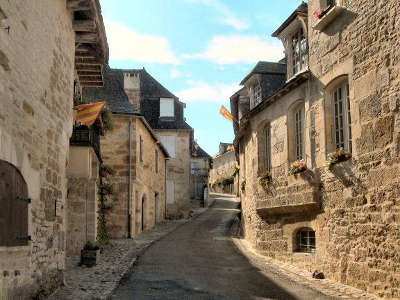 Turenne plus beaux villages ruelle routes touristique de correze guide touristique du limousin